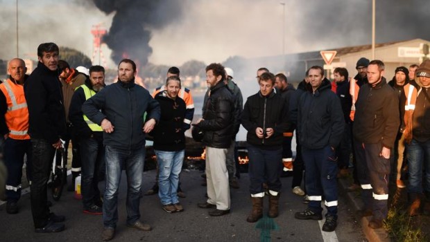 Redazione di Operai Contro, oggi è iniziato lo sciopero dei lavoratori dei trasporti contro la riforma del lavoro di Hollande. Fermi treni, aerei, metropolitana Da martedì sera la lotta  contro la riforma del lavoro è passata nel campo dei trasporti pubblici ed è oggi, mercoledì, il primo giorno in cui gli effetti saranno percepibili per gli utenti: 6 TGV su 10 in circolazione, peggio per la rete metropolitana RER con 4 viaggi su 10 assicurati e soltanto la metà dei treni regionali. Ma al di là del settore trasporti, le proteste si moltiplicano in tutto il Paese, dalla raccolta […]