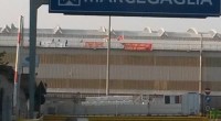 Redazione di Operai contro, vi riporto un articolo di rassegna.it Dimostra il paraculismo dei sindacalisti. Hanno accettato di far licenziare 80 operai e ora danno consigli alla Marcegaglia Un ex operaio Marcegaglia da rassegna.it Continua ad oltranza lo sciopero degli “Autoconvocati Marcegaglia”, i sette lavoratori rinchiusi all’interno degli uffici Marcegaglia Buildtech di via Della Casa 12 a Milano, per protestare contro il trasferimento a Pozzolo Formigaro, in provincia di Alessandria. Con la chiusura di viale Sarca sono stati due anni in cassa integrazione, in attesa di essere ricollocati negli altri stabilimenti, ipotesi non presa in considerazione dal management. “Va […]