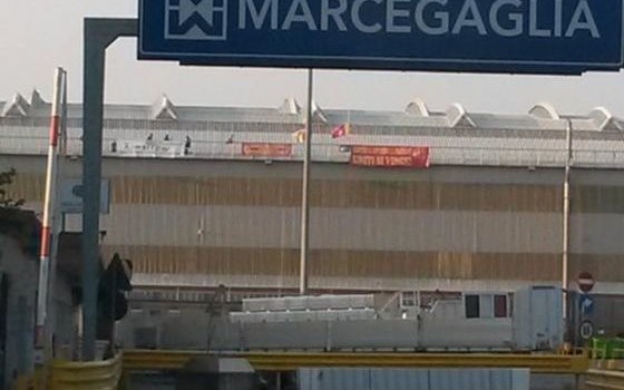 Redazione di Operai contro, vi riporto un articolo di rassegna.it Dimostra il paraculismo dei sindacalisti. Hanno accettato di far licenziare 80 operai e ora danno consigli alla Marcegaglia Un ex operaio Marcegaglia da rassegna.it Continua ad oltranza lo sciopero degli “Autoconvocati Marcegaglia”, i sette lavoratori rinchiusi all’interno degli uffici Marcegaglia Buildtech di via Della Casa 12 a Milano, per protestare contro il trasferimento a Pozzolo Formigaro, in provincia di Alessandria. Con la chiusura di viale Sarca sono stati due anni in cassa integrazione, in attesa di essere ricollocati negli altri stabilimenti, ipotesi non presa in considerazione dal management. “Va […]