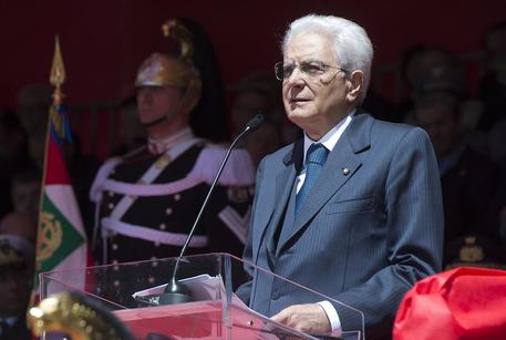 Redazione di Operai Contro, Mattarella afferma che oggi si celebra la festa di un’Italia migliore. Per chi è migliore? Probabilmente Mattarella si riferiva alla partecipazione alla sfilata militare del 2 giugno anche di 400 sindaci.Certamente ci saranno molti deputati del parlamento. Ma io non capisco perché l’Italia è migliore e per chi – I soldati della Repubblica dei padroni sono impegnati in tutte le guerre del mondo – Gli operai continuano a morire nelle fabbriche – Il salario degli operai è di merda – La disoccupazione cresce – i poveri aumentano – i pensionati fanno la fame – padroni, […]