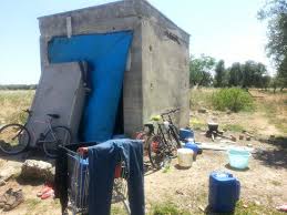 Redazione di Operai Contro, dovunque c’è il capitalismo c’è il caporalato. Dalle fabbriche, all’edilizia, alle campagne. Quante sono le Rosano in Italia? Tante, tante La situazione di schiavitù peggiore è quella delle campagne. Lo stato dei padroni non vede, non sente, PROTEGGE I PADRONI Un bracciante di Foggia   dal fatto quotidiano Rosarno non è solo in Calabria. È anche in Puglia. Nel Salento. Ma lo sanno in pochi. Lo sanno Mohammed e i suoi compagni che, cinque notti addietro, hanno visto arrivare nel campo quel ragazzo sudanese con gli occhi spiritati e la sciabola in mano, così fuori […]