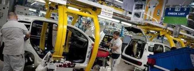 Redazione di Operai Contro, a Pomigliano vengono estesi i contratti di solidarietà. Che ci guadagniamo noi operai e cosa guadagna il padrone? Alcuni minchioni pubblicano la notizia senza commenti La FCA ha tenuto grazie all’accordo con i sindacalisti operai in Cassa e gli altri a lavorare con ritmi infernali. Ora può giocare  con più operai Noi operai di Pomigliano dobbiamo ringraziare qualcuno? Marchionne e sindacalisti perchè non andate al demonio Un operaio di Pomigliano da il mediano.com Il contratto di solidarietà è stato esteso nello stabilimento della Panda ad altri 1340 dipendenti. Lo ha firmato anche la Fiom. E’ […]