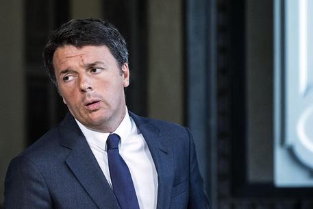 Redazione di Operai Contro, Renzi è un pallone gonfiato. L’Europa si sfascia perché i padroni di ogni nazione blindano i loro confini. Chi non ha il mar medfiterraneo in cui far affogare gli emigranti, costruisce muri di filo spinato. Renzi afferma:” aprire una nuova stagione di investimenti e non solo di discussioni finanziarie“.  Ma se Draghi da due anni regala euro alle banche, ma se Renzi continua a regalare soldi ai padroni, di quali investimenti parla? Renzi ha garantito che sulle banche: “Siamo pronti a fare tutto il necessario, se servirà, per garantire la sicurezza dei risparmiatori e dei […]