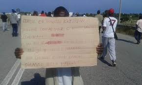 Una nuova tragedia, dal copione purtroppo sempre uguale a se stesso, si è consumata ieri nella tendopoli di San Ferdinando, nei pressi di Rosarno. Un evento come ne capitano spesso nelle periferie e nei ghetti di tutto il pianeta. Ma in questo caso si tratta di un omicidio di stato, perché come già avvenuto in passato, i responsabili sono i suoi fedeli servi, quelle forze dell’ordine che ancora una volta abusano del proprio potere, arrivando a togliere la vita ad una persona. Ma anche perché quella tendopoli è stata voluta e progettata dallo stato stesso, che ha creato l’emergenza, […]