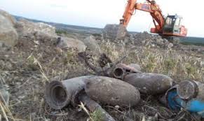 Caro Operai Contro, la produzione e l’esportazione di materiale bellico in aumento, richiede spazi sempre più grandi, per i collaudi di missili, bombe e tutto il materiale che serve alla guerra dei padroni. Perciò le “Ruspe di Stato scavano nel sito protetto”, come denuncia l’articolo di Sardinia Post, di cui ti mando un estratto. Saluti dalla Sardegna.   “Ruspe di Stato scavano nel sito protetto” “Ruspe di stato scavano da settimane indisturbate dentro il poligono di Capo Frasca, nell’oristanese. Sbancamenti imponenti in un’area protetta sotto ogni punto di vista. Trincee di decine di metri. Piramidi nere piene di carcasse […]