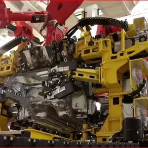 da Repubblica In Serbia, Fca licenzierà quasi il 30% della sua forza lavoro, ponendo fine a uno dei tre turni di produzione per il modello della 500L. La notizia, diffusa da Automotive News, è stata riferita da un leader sindacale. “Siamo in trattative con la direzione su un programma di dimissioni volontarie”, ha detto il sindacalista, Zoran Markovic. “Crediamo che se  fiat chiuderà il terzo turno, centinaia di dipendenti perderanno il lavoro anche presso gli impianti sub appaltatori”. Fca Serbia, uno dei maggiori esportatori del Paese, impiega 3.100 Lavoratori presso lo stabilimento di Kragujevac in Serbia centrale. Fino a […]