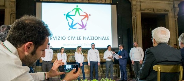 Redazione di Operai contro, si parla tanto di servizio civile e ci sono centinaia di associazioni che vivono con i contributi del servizio civile. La realtà è che trovano giovani per lavorare a meno di 2 euro l’ora Un giovane da serviziocivile.gov.it   L`attività svolta nell`ambito dei progetti di servizio civile non determina l`instaurazione di un rapporto di lavoro e non comporta la sospensione e la cancellazione dalle liste di collocamento o dalle liste di mobilità.   Quale trattamento economico spetta ai volontari in italia   Ai volontari spetta un compenso di € 14,46 netti giornalieri, per un totale […]
