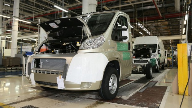 Redazione di Operai Contro, Alla Sevel (Val di sangro Chieti) siamo 6 mila operai.  La FIAT spreme gli operai come limoni. Non basta l’esperimento, ancora in vigore, dei weekendisti (lavoratori interinali che lavorano part-time, 32 ore, solo durante il week-end dal giovedì alla domenica pomeriggio, nel reparto lastratura e per le produzioni destinate al Messico), nè è sufficiente l’aiuto dei cosiddetti lavoratori trasfertisti, ovvero dipendenti provenienti dagli stabilimenti della galassia Fiat-Chrysler (Grugliasco, Pomigliano e Cassino). Ora la FIAT chiede ai giovani operai del turno di notte, tre ore di straordinario a fine turno. Inoltre a Luglio sono già programmate […]