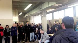 Caro Operai Contro, dopo la notizia che hai pubblicato ieri, del licenziamento collettivo di 465 dipendenti alla Consulmarketing, con facoltà di farsi riassumere come lavoratori autonomi, senza malattia, ferie, tfr, voglio segnalare un’altra situazione dove sono 260 operai ad essere in bilico col posto di lavoro. Come hai scritto più volte, lasciando ogni fabbrica da sola quando viene colpita, è più dura resistere all’attacco del padrone. Ma non impossibile. Operai è tempo di agire e lottare. Alla Stefana di Montirone e Nave nel bresciano, il sindacato annuncia battaglia al grido “Non accetteremo i licenziamenti”. Bene. Prendiamolo in parola ed […]