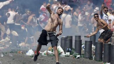 Redazione di operai contro, il circo miliardario dei campionati di calcio europei in Francia, era stasto un pretesto per chiedere agli operai e ai giovani francesi di fermare le protreste contro il Jobs Act francese. I padroni francesi hanno fallito. Gli scioperi e le proteste di operai e giovani continuano e il 14 si prepara in Francia lo sciopero generale Il circo miliardario dei campionati di calcio europei diffonde la lotta di strada dei giovani di tutta l’europa contro la polizia e l’esercito. Non c’è pace per i borghesi di tutta l’europa. Un giovane