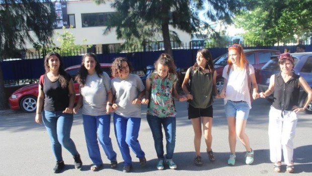 KASTAŞ Direnişçilerinden! Bizim için her son yeni bir başlangıçtır! Sömürü baskı, taciz, mobbing, düşük ve eşitsiz ücret gibi sorunlara karşı örgütlenme çalışması yürüttüğümüz için, işten atılmamızın üzerinden neredeyse iki ayı aşan bir süre geçti. İşten atıldığımız 25 Mart gününden bu yana fabrika önünde direnişteyiz. Ve halende ilk gün ki heyecan ve kararlılığa sahibiz. Direnişimiz dayanışmayla güçlendi! Bu güne kadar birçok sendika, devrimci grup ve oluşumun bize verdiği destekle çadır önü eylemini devam ettirdik. Bir yandan emek kamuoyunun dikkatini kadın işçilerin yaşadığı özel sorunlara çekmeye çalışırken, öte yandan içerde olup hala bir şeyler yapmak isteyen arkadaşlarımızın mücadelesini güçlendirmeye çalıştık. Bu […]