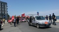 Redazione di Operai Contro, per la processione a Bari di CGIL-CISL-UIL nessun problema. I sindacati erano andati in processione a Bari per chiedere a Renzi la legge sul caporalato. Per la manifestazione del 30 giugno nessuno ha voluto noleggiare autobus agli emigranti Alla fine gli emigranti a Bari ci sono arrivati in treno. Un centinaio di migranti, lavoratori delle campagne foggiane, diretti nel capoluogo per una marcia di protesta contro lo sfruttamento e per chiedere migliori condizioni di vita. “Nessuna compagnia ha voluto noleggiarci un pullman, nonostante avessimo anticipato mille euro”, hanno urlato col megafono gli attivisti della rete […]