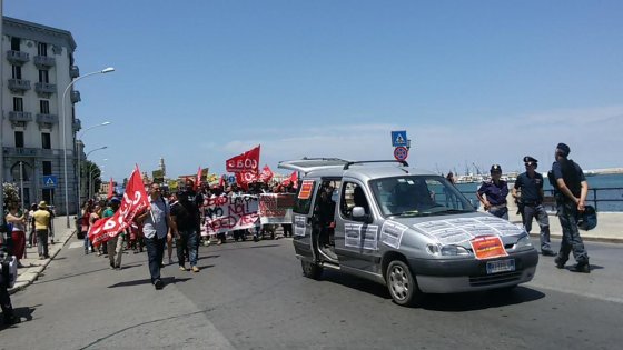 Redazione di Operai Contro, per la processione a Bari di CGIL-CISL-UIL nessun problema. I sindacati erano andati in processione a Bari per chiedere a Renzi la legge sul caporalato. Per la manifestazione del 30 giugno nessuno ha voluto noleggiare autobus agli emigranti Alla fine gli emigranti a Bari ci sono arrivati in treno. Un centinaio di migranti, lavoratori delle campagne foggiane, diretti nel capoluogo per una marcia di protesta contro lo sfruttamento e per chiedere migliori condizioni di vita. “Nessuna compagnia ha voluto noleggiarci un pullman, nonostante avessimo anticipato mille euro”, hanno urlato col megafono gli attivisti della rete […]