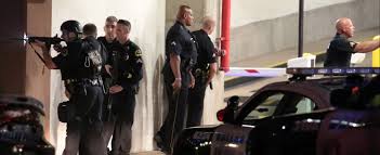 Redazione di Operai Contro, continuano le uccisioni di afroamericani, ispanici e operai, da parte della polizia negli stati Uniti. Dall’inizio dell’anno sono  più di 500 gli assassinati. Obama il sanguinario buffone, al servizio dei padroni, ad ogni assassinio giura che sarà l’ultimo. Gli USA hanno la polizia più feroce e razzista di tutta la terra. I poliziotti e l’esercito USA sono al servizio dei padroni. In passato hanno fatto stragi di operai che lottavano contro i padroni. I padroni USA sono i veri terroristi. In Minnesota, nella città di Falcon Heights, un agente ha freddato un 32enne di colore dopo averlo fermato in […]