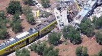 Redazione di Operai Contro, Alla roulette della morte questa volta è toccato a 23 fra macchinisti e pendolari, morti nello scontro fra due treni fra Andria e Corato, in Puglia. In Italia capita di morire così, quando meno te lo aspetti. Oggi, in Puglia, in una bella giornata di sole, su due treni che correvano sullo stesso binario unico. Ieri e l’altro ieri, altrove, altri poveracci sono morti affogati per un’alluvione, travolti da una frana, sepolti da una casa o una scuola o un collegio universitario, comunque mal costruiti, per un terremoto… Disastri derubricati in fretta come fatalità da […]