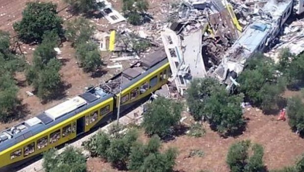 Redazione di Operai Contro, Alla roulette della morte questa volta è toccato a 23 fra macchinisti e pendolari, morti nello scontro fra due treni fra Andria e Corato, in Puglia. In Italia capita di morire così, quando meno te lo aspetti. Oggi, in Puglia, in una bella giornata di sole, su due treni che correvano sullo stesso binario unico. Ieri e l’altro ieri, altrove, altri poveracci sono morti affogati per un’alluvione, travolti da una frana, sepolti da una casa o una scuola o un collegio universitario, comunque mal costruiti, per un terremoto… Disastri derubricati in fretta come fatalità da […]