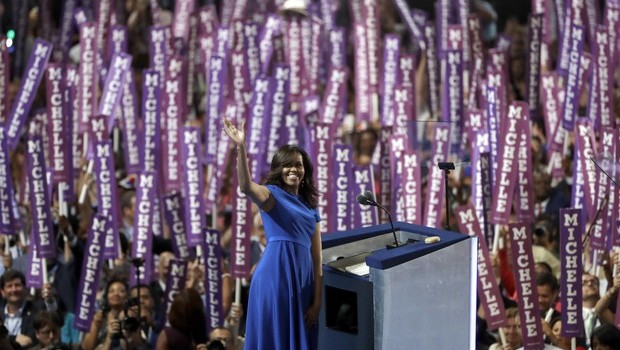 Redazione di Operai Contro, in tutto il mondo la democrazia borghese si è dimostrata la migliore forma di organizzazione per il potere dei padroni. La democrazia borghese è sostenuta da parassiti, ladri, truffatori, assassini. Insomma i delinquenti peggiori della società, che si fanno chiamare  politici. Vivono con le briciole di profitto che viene estorto agli operai dai padroni. Il partito Repubblicano USA ha scelto il suo campione Donald Trump. Un miliardario che ancora prima di essere eletto ci fa sapere che è per la guerra, che è contrario a tutti quelli che hanno la pelle di  colore diverso dalla […]