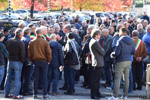 Caro Operai Contro, alla Mascioni storica azienda tessile di Cuvio (Va), qualcuno aveva visto il nuovo padrone come un salvatore, finché non ha dichiarato 150 esuberi su 320 dipendenti a maggioranza operaia. Gli scioperi e la mobilitazione a fine 2015, non furono usati dal sindacato per respingere i licenziamenti, ma per mascherarli attraverso la concessione di un anno di cassa integrazione straordinaria e, contemporaneamente, la procedura di mobilità volontaria o per prepensionamento. A distanza di sei mesi e fra l’altro, con gli “ammortizzatori” in atto, il padrone torna alla carica, annunciando 120 esuberi. Caro Operai Contro, come ricordi spesso […]