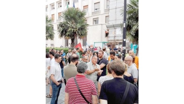 Redazione di Operai Contro, è da maggio che Bombardier ( produzione di locomotori) aveva annunciato i licenziamenti. Da 300 è passata a 106 operai. Questo è solo per le lotte fatte da noi operai. Ora i sindacati propongono la cassa integrazione, in pratica di differire i licenziameni. Ma quale cassa noi operai siamo contro i licenziamenti e la cassa. Nel mese di giugno e luglio abbiamo già fatto dei blocchi stradali. Riniziamo la lotta Un operaio Bombardier  