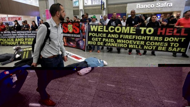 Redazione di Operai Contro, i parassiti vivono di eventi. Gli eventi sono i loro giochi per tenere calmo il popolo. Quando non ci riusciranno più sarà terribile. Dopo l’Expo 2015 quale è il prossimo evento di Renzi? Un lettore dalla Stampa emiliano guanella rio de janeiro Due pupazzi macchiati di sangue gettati per terra, subito dietro un centinaio di poliziotti con un messaggio ben poco edificante: «Benvenuti all’inferno». A trenta giorni dalle Olimpiadi è questa l’accoglienza riservata ai turisti che arrivano all’aeroporto internazionale Tom Jobim di Rio. Come dire, già che siete qui vi diciamo subito quali sono i […]