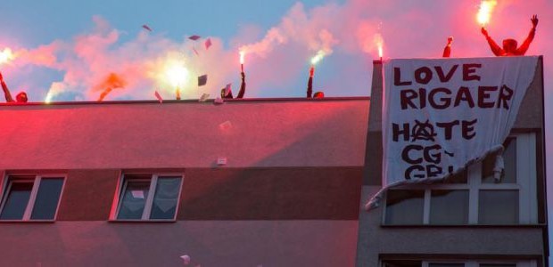 da contropiano.org ù Sabato un tentativo di maxi-sgombero in nome della gentrificazione, della speculazione immobiliare e degli interessi privati, si è trasformato nei giorni scorsi a Berlino in una vera e propria battaglia campale. Il bilancio di parecchie ore di fronteggiamento e di duri scontri è da record: più di 120 arresti tra i manifestanti e centinaia di feriti e contusi tra coloro che tentavano di proteggere gli stabili occupati – l’abitazione abitativa Rigaer94 – oggetto degli appetiti dei costruttori e gli agenti in tenuta antisommossa mandati a ‘liberarli’. Solo la polizia ha dichiarato 123 feriti, i manifestanti nella […]