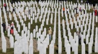 Redazione di Operai Contro, nel 1995 i militari dell’ONU consegnarono migliaia di mussulmani Bosniaci alla banda di criminali serbi. I criminali serbi poterono portare tranquillamente a termine un genocidio uccidendo e torturando 8372 mussulmani (uomini, donne e bambini) Non erano emigranti arabi, ma cittadini della Bosnia. Europei da sempre. Nessun criminale delle truppe ONU è stato condannato. Nessun criminale delle bande cristiane dei serbi è stato condannato. Nessun padrone serbo è stato condannato. Nessun politico Serbo è stato condannato Un mussulmano