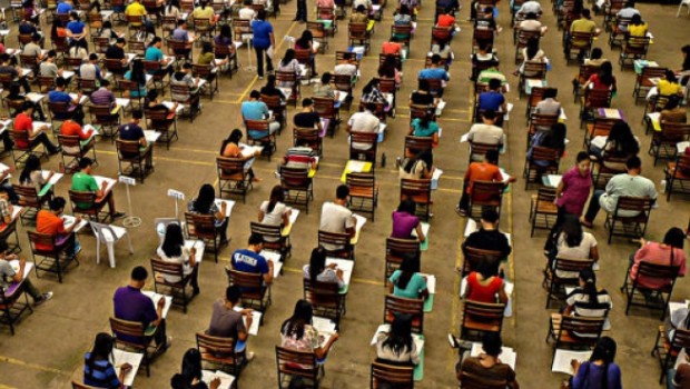 Redazione di Operai Contro, poi non si dica che Emiliano non mantiene la parola. E’ iniziato il concorsone: 16 mila partecipanti per 199 posti. A Michele Emiliano dedicheranno una lapide: Con lui riprese l’occupazione dei giovani in Italia. Emiliano ha dimostrato che la politica di Renzi è efficace contro la disoccupazione. Viva il Pd partito dei padroni Uno dei partecipanti al concorsone Dalla Gazzettadelmezzogiorno E’ partito oggi nei padiglioni della Fiera del Levante il terzo turno del ‘concorsonè con cui la Asl di Bari sta selezionando 199 infermieri tra i 16mila che si sono iscritti da ogni parte d’Italia […]