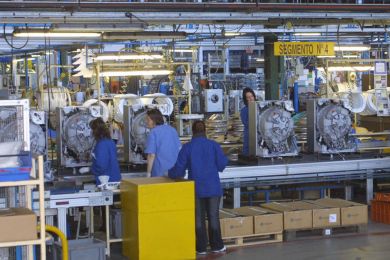 Redazione di Operai Contro, all’Electrolux ,nè l’avviso in bacheca, nè i solleciti via Whats App sono riusciti a far partire, Sabato 23, le linee di montaggio a Porcia. Lo sciopero degli straordinari indetto a sostegno della vertenza per il rinnovo del contratto nazionale, ha prevalso sull’accordo che pure azienda ed Rsu avevano sottoscritto. Fabbrica ferma, dunque, e ore di straordinario eseguite pari a zero. Electrolux aveva affisso in bacheca a Porcia nei giorni scorsi un avviso in cui ricordava che «così come concordato con le Rsu nell’accordo sottoscritto il 16 maggio 2016, sabato 23 luglio, con orario 5,30-13,30, è […]