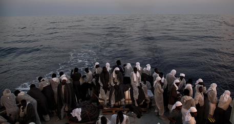 Redazione di Operai Contro,  Diciassette cadaveri sono stati recuperati su un barcone di legno carico di emigranti in navigazione nel Canale di Sicilia,  Le vittime  si aggiungono, ai 22 morti recuperati ieri sera, sempre nel canale di Sicilia, a poche miglia di distanza, dall’equipaggio della nave Aquarius di Sos Mediterranee. Dal 2000 ad oggi sono 40 mila le vittime della strage di emigranti nel mediterraneo Solo nel 2016 sino ad oggi sono più di 3000 gli emigranti assassinati. Gli emigranti sono vittime del terrorismo dei padroni e politici Nessuna protesta, questa è la civiltà della democrazia Un operaio Senegalese […]