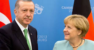 Redazione di Operai Contro, i padroni europei fingono di essere contro il dittatore Erdogan. Lo conferma il commissario europeo all’allargamento, Johannes Hahn, di fronte alle notizie sugli arresti di massa e sulla possibile reintroduzione della pena di morte che arrivano in queste ore da Ankara come reazione al fallito golpe militare della notte tra venerdì e sabato. “Vorrei ricordare che la Turchia ha bisogno dell’Europa come l’Europa ha bisogno di un buon rapporto con la Turchia”, ha sottolineato Hahn in audizione davanti alla commissione Affari esteri del Parlamento europeo: “Non abbiamo interesse – ha ribattuto il commissario – ad […]