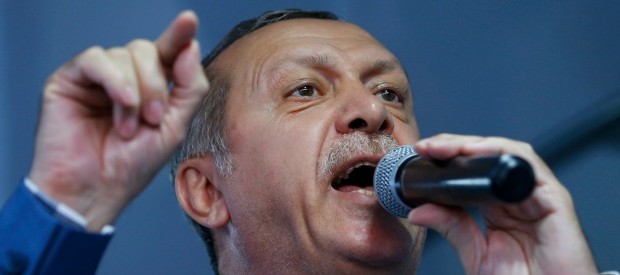 Redazione di Operai Contro, gli imbecilli ora urlano che con il fallimento del colpo di stato la repressione del dittatore Erdogan sarà feroce. I link su facebook in tal senso abbondano Erdogan afferma che è possibile il ritorno della pena di morte. In Turchia la pena di morte non è mai stata abolita. Lo sanno bene i Curdi, gli operai e gli oppositori di Erdogan che in questi anni sono stati massacrati. I padroni occidentali hanno dato ad Erdogan diversi miliardi, non più di due mesi addietro, perchè Erdogan, eletto con la democrazia borghese, li liberasse degli emigranti che […]