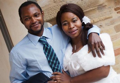 Redazione di Operai Contro, la logica razzista di molti giornalisti è la seguente: Emmanuel è stato ucciso durante una collutazione. Se Emmanuel incassava l’insulto alla moglie ” scimmia africana” e tirava diritto. Non sarebbe stato colpito La logica razzista è la seguente: la colpa è di Emmanuel doveva incassare l’insulto e far finta di niente, forse non sarebbe stato ucciso di botte Sull’Ansa è riportata la giusta affermazione di don Albanesi – ”Emmanuel è stato ucciso dalle botte. L’emorragia interna devastante che l’ha ammazzato non è stata provocata dalla caduta all’indietro ma dal pugno che ha ricevuto in faccia. […]