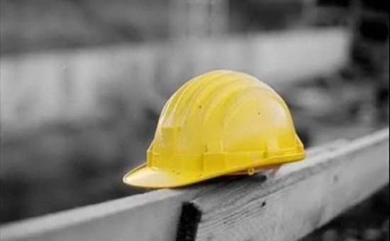 Redazione di Operai Contro, un altro operaio assassinato. L’operaio aveva 66 anni ed era stato costretto a lavorare senza contratto vi invio un articolo Un operaio sardo da http://www.unionesarda.it/ Ennesimo incidente mortale in un cantiere edile. La tragedia è avvenuta a Palermo, dove un operaio di 66 anni è precipitato da un ponteggio.Inutili i soccorsi. Nel corso delle indagini successive al drammatico episodio, è stato accertato che il 66enne prestava la sua opera senza contratto. “Non si può morire di lavoro nero a 66 anni. È l’ennesima sciagura del mondo del lavoro che colpisce una categoria tra le più […]