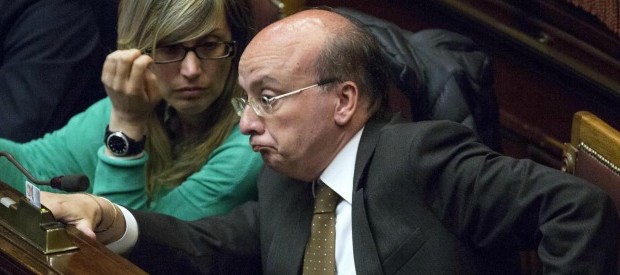 da ilfatto quotidiano Undici anni di reclusione e 15mila euro di multa. È la richiesta di pena avanzata dal procura di Messina nei confronti di Francantonio Genovese, ex parlamentare del Pd poi passato in Forza Italia. Davanti alla prima sezione penale del tribunale di Messina, infatti, si è conclusa oggi la requisitoria del procuratore aggiunto Sebastiano Ardita, nel processo che vede Genovese accusato di associazione per delinquere, riciclaggio, peculato, frode fiscale e truffa. Si tratta del procedimento  scaturito dall’inchiesta “Corsi d’oro“, che aveva portato alla scoperta di una mega truffa alla Regione Siciliana sulla formazione professionale. L’arresto di Genovese era stato ordinato dal gip […]