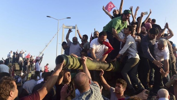 Redazione di Operai Contro, il tentativo di colpo di stato messo in campo in Turchia da un gruppo di militari è stato neutralizzato. La situazione adesso è «completamente sotto controllo», ha assicurato il premier turco, Binal Yildirim, ad Ankara, nel corso di un’affollata conferenza stampa. Il premier ha aggiunto che gli ispiratori del golpe sono da ricercare in una «struttura parallela nelle forze armate» (è il termine che la leadership turca utilizza per confraternita di Fetullah Gulen, miliardario e ideologo islamico, ex alleato e attualmente acerrimo nemico del presidente Recep Tayyip Erdogan). Yildirim, secondo il quale il golpe è […]