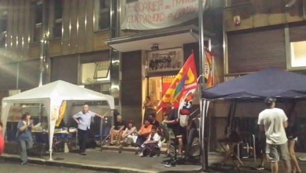 Redazione di Operai Contro, il giornale popoffquortidiano.it pubblica un resoconto sulla fine della lotta di 7 operai della Marcegaglia Una sconfitta degli operai viene trasformata da popoff in una grande vittoria. Quando la finiremo con queste pagliacciate? Due anni fa Marcegaglia trasferi gli Operai di viale Sarca a Milano in una sua fabbrica in provincia di Alessandria. Gli operai che non accettavano il trasferimento avevano una buona uscita e venivano licenziati. Il piano della Marcegaglia passo con l’accettazione dei sindacalisti. Era una sconfitta degli operai 7 operai rifiutarono il trasferimento e l’incentivazione per il licenziamento Dopo due anni di […]