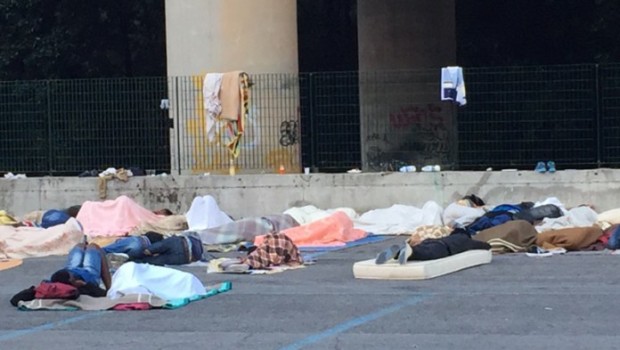 Redazione di operai Contro, un giovane emigrante di 30 anni di origine africana è morto a ventimiglia. Dell’emigrante non si conoscono ancora le generalità,  pernottava in un locale adiacente la chiesa di Sant’Agostino, a Ventimiglia, è stato stroncato da un malore, probabilmente un infarto, stamani, verso l’alba. Pubblichiamo la foto che certifica la buona accoglienza agli emigranti La centrale operativa del 118 ha ricevuto la chiamata di soccorso e sul posto si è recato un equipaggio della Croce Azzurra di Vallecrosia, i cui militi hanno cercato, invano, di rianimare l’uomo, praticando tutte le manovre di Blsd (rianimazione cardio polmonare), […]