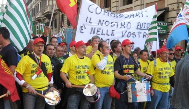 Redazione di Operai Contro, i buffoni dell’ISTAT continuano a leggere il pizzinno del governo sull’aumento dell’occupazione. I leccaculo, che si definiscono giornalisti, delle TV e della carta stampata riprendono il pizzinno come se fosse oro colato. La realtà è diversa, Operai Contro riporta ogni giorno le notizie di licenziamenti. “J&P Industires ha avviato la procedura di licenziamento collettivo per 400 lavoratori”. La J. P. Industries avvia la procedura di mobilità per 400 dei 684 dipendenti ex Merloni assunti fra Marche e Umbria. Questo è il regalo per le ferie agli operai. Al solito il sindacalismo padronale chiede ancora un nuovo […]