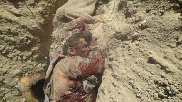 Siria Un altro terribile massacro. Altri morti che l’opinione pubblica occidentale fa finta di non vedere o, forse, giudica di serie B. Ma si tratta di crimini, di bombardamenti spietati. Infatti, è di 125 i “civili” uccisi il bilancio dei raid aerei effettuati nella città siriana di Manbij, a ridosso del confine con la Turchia. A riferire il nuovo bilancio è l’inviato della tv satellitare al-Jazeera nella provincia siriana di Aleppo, dove si trova Manbij. La notizia è confermata dalle fotografie (terribili)  che Globalist è in grado di mostrare. Secondo le fonti di al-Jazeera, nei raid è stato colpito […]