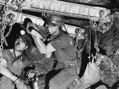Redazione di Operai Contro, i padroni italiani e i loro politici vendevano ai padroni belgi gli emigranti italiani un vecchio minatore DA focus.it L’8 agosto del 1956 una delle più gravi stragi minerarie del mondo, in cui morirono 262 minatori. Italiani. I funerali dei lavoratori morti nella miniera di carbone di Marcinelle, in Belgio, nel 1956. Su 262, 136 erano italiani emigranti. Una delle più gravi tragedie minerarie della storia si verificò l’8 agosto 1956, nella miniera di carbone di Bois du Cazier (appena fuori la cittadina belga di Marcinelle) dove si sviluppò un incendio che causò una strage. […]