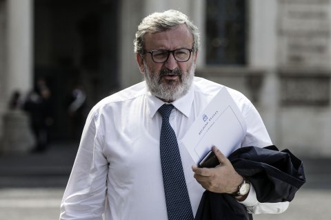 Redazione di Operai Contro, avete ragione il solito balletto è iniziato. Per i così detti giornalisti della carta  stampata e delle TV i 23 morti non fanno più notizia I magistrati indagano ed hanno emesso un mandato di cattura per l’errore umano. I padroni, i politici, gli amministratori, dopo aver lucrato tra truffe e mazzette fanno finta di niente. Solo lui il nostro eroe Michele Emiliano insiste. Emiliano vuol sapere di chi è la colpa.Emiliano non sa niente. Povero Emiliano è da poco che fà il politico. Emiliano ti aiuto: la strage ferroviaria in Puglia è colpa dei padroni […]