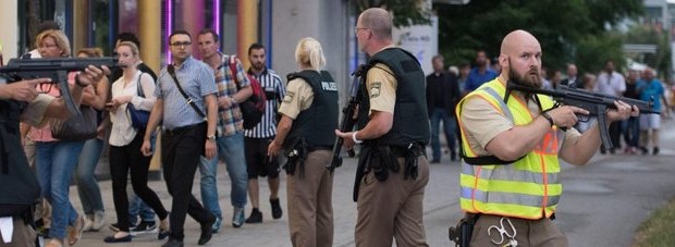 Intervento di Paolo Andreozzi È stato rapidamente fatto scivolare nel dimenticatoio, dai mezzi di (dis)informazione, il fatto clamoroso che pochi quarti d’ora dopo la sparatoria di Monaco tutte le testate giornalistiche riportavano sia la testimonianza di qualcuno che aveva sentito distintamente l’assassino (anzi, gli assassini; si diceva che erano tre distribuiti in due luoghi, ‘stile Parigi’) urlare il classico “Allah Ukbar!”, sia le dotte dissertazioni degli esperti che analizzavano il radicalismo islamico indotto nei giovani dalla ‘guerra trasversale’ dell’Isis all’Occidente. Provano a farcelo scordare in tutta fretta così che noi non cominciamo a sospettare che chissà quante altre volte […]