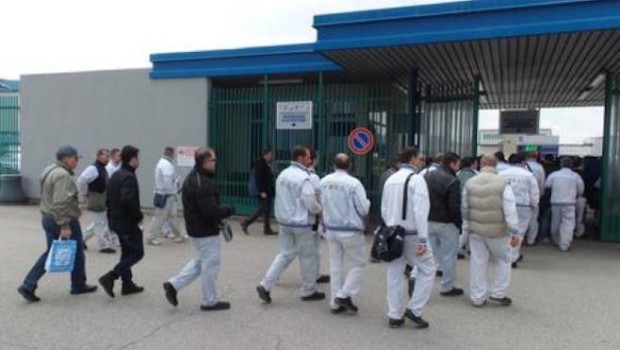 Redazione di Operai Contro, l’mpianto di climatizzazione del polo logistico di Fiat Chrysler distaccato a Nola non funziona. Gli operai sono costretti a lavorare con temperature da deserto. il gruppo FCA non provvede all’immediata riparazione dell’impianto, Slai Cobas – in una nota trasmessa agli organi di stampa – denuncia il fatto che sin dalla sua installazione, avvenuta circa 8 anni fa, «la Fiat non ha mai attuato adeguati investimenti economici e tecnologici a supporto della (solo pretesa ma mai realizzata) ‘missione produttiva’ logistica del Wcl di Nola». In particolare, si denuncia che «l’impianto quando funziona, o meglio malfunziona, lascia in “sopraggiunta” scoperto […]