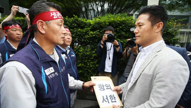 Redazione di Operai Contro, gli operai parlano direttamente delle lotte di altri operai. E’ un fatto positivo Un lettore Metal İşçileri Birliği – MİB 13 h · Güney Kore: Samsung Tersanesi İşçi Konseyi Grev Kararı Aldı Gemi inşa sektöründe faaliyet gösteren Samsung Ağır Sanayi’nin mali zorluklar nedeniyle karar verdiği yeniden yapılanma planına karşı direnme kararı alan işçiler yapılan grev oylamasında % 91,9 ile kabul oyu kullandılar. Şirketin sendikal örgütlenmeye izin vermediği işyerinde kurulan, 5.396 üyesi bulunan İşçi Konseyi’nin düzenlediği oylamaya 4.768 işçi katıldı. 4.382 işçi grev lehine oy kullandı. … Altro… Corea del Sud: Samsung lavoratore dei cantieri navali […]