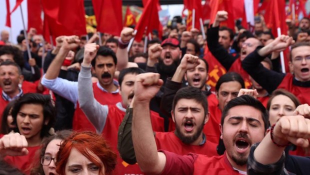 Pubblichiamo il Comunicato del comitato centrale del partito comunista della Turchia per il dibattito 1-  Il tentato golpe del 15 luglio non è stato un conflitto tra due poli di diversi orientamenti politici e ideologici, bensì tra due, o anzi più fazioni governative che hanno gli stessi fondamenti ideologici e lo stesso carattere di classe. È impossibile che le parti non si erano informate in anticipo sui piani dell’altra parte, in quanto esse hanno collaborato per anni e pertanto è talmente difficile distinguerle del tutto. Dall’altro lato, per quanto riguarda il golpe non si tratta di uno scenario orchestrato […]