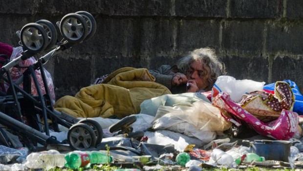 Redazione di Operai Contro, il mostro del capitalismo italiano Padoan e il Buffone Renzi non pedono occasione per raccontarci che siamo usciti dalla crisi grazie alle loro riforme La realtà è tutt’altra. Nel 2015 l’Istat stima che le famiglie in condizione di povertà assoluta siano pari a 1 mln e 582 mila e le persone a 4 mln e 598 mila (il numero più alto dal 2005). L’incidenza della povertà assoluta si mantiene stabile negli ultimi tre anni per le famiglie; cresce invece se misurata in termini di persone (7,6% della popolazione residente nel 2015, 6,8% nel 2014 e […]