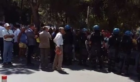 Redazione di operai Contro, Renzi e venuto a Taranto per inaugurare un museo Il capo del governo dei truffatori ha detto: ” «Investire in cultura non è uno sfizio, è l’elemento chiave di svolta del nostro Paese in un momento storico in cui si uccidono i sacerdoti» Renzi non si uccidono solo i sacerdoti, l’ILVA uccide gli operai e i loro figli. Renzi, il figlio di papa, il politico che l’unico lavoro che ha fatto è quello di regalare soldi ai padroni, ha avuto il coraggio di dire che: “«Troppo spesso la politica a Taranto ha pagato con assegni […]