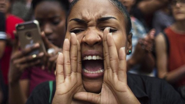 Redazione di Operai Contro, il terrorista Obama, i padroni USA, i giornalisti leccaculo dei padroni, pensavano che presentando l’uccisione di 5 poliziotti a Dallas come una feroce strage, la protesta contro l’assassinio di afroamericani sarebbe cessata. Si sbagliavano.  L’America scende in piazza. Migliaia di persone invadono le strade delle maggiori citta’ statunitensi per dire basta alla violenza contro gli afroamericani. Centinaia di persone si sono riversate anche per le vie di Londra, chiedendo di mettere fine alla violenza. A New York, dove per la seconda serata consecutiva sono in corso manifestazioni di protesta. Ad Atlanta la tensione è alta, […]