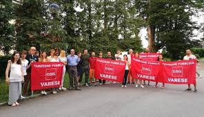   Caro Operai Contro, tre mesi senza busta paga nella clinica La Quite di Varese. Il padrone, ovvero il gruppo Sant’Alessandro, proprietario della clinica, si è presentato solo la prima volta rispettando solo parzialmente gli impegni assunti davanti al Prefetto. Da un anno non si fa trovare, e ufficialmente, nessuna istiuzione riesce a scovarlo. Il sindaco dice che “la clinica è un’ eccellenza” ma l’ufficiale giudiziario si prodiga per lo sfratto e per mandare all’asta gli immobili. Il gestore non da alcuna spiegazione. I lavoratori venerdì 8 luglio hanno fatto un altro presidio. E’ chiaro che questi lavoratori sono […]