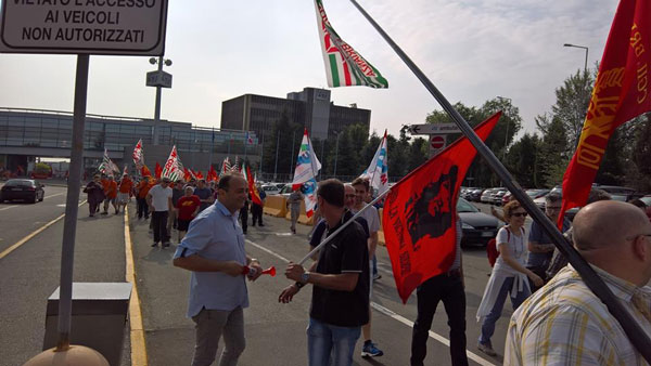 Caro Operai Contro, dice Landini: “I lavoratori vanno in ferie senza il contratto nazionale. A settembre dovremo decidere cosa mettere in campo perché non può rimanere questo un problema dei solo metalmeccanici, è una questione nazionale che riguarda la qualità del sistema industriale del paese e anche il sistema di relazioni”. A dire il vero se è calato il silenzio sul contratto dei metalmeccanici, il motivo principale è proprio nelle scarse e spuntate iniziative messe in campo da Fiom, Fim e Uil. Poi anche il sistema di informazione ci mette del suo, non ne parlano giornali e notiziari. Gli […]